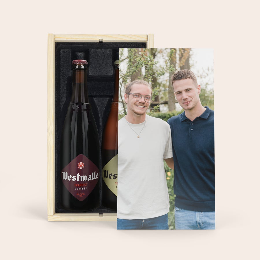 Öl gåva uppsättning - Westmalle Dubbel och Tripel Vem ska du överraska med Westmalle Dubbel och Trippel i lyxig trälåda med tryck föreställande två glada män