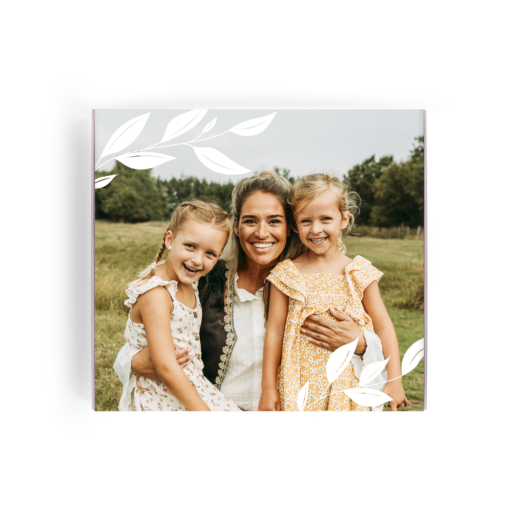 Una confezione regalo Milka personalizzata con foto stampata di una madre e due bambine sorridenti Buon compleanno