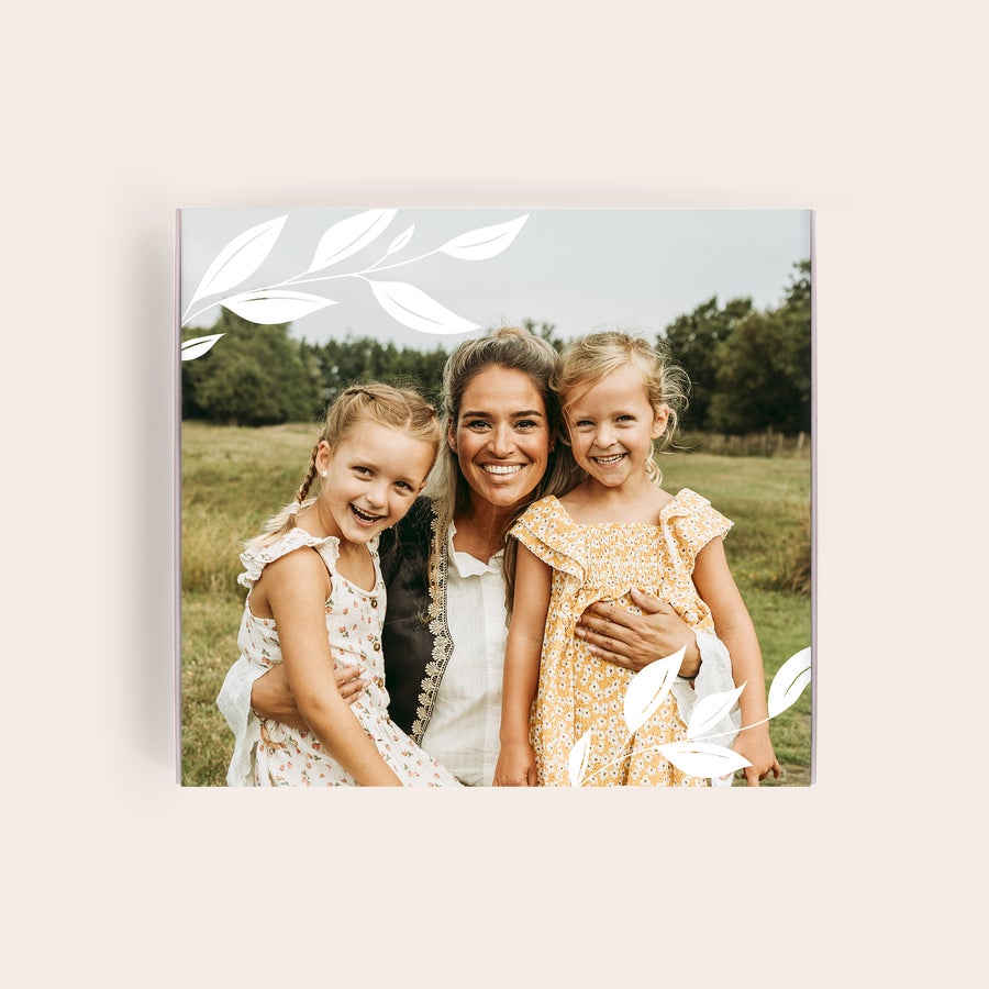 Praline Milka Ziua de naștere Cutie cadou personalizată Milka La mulți ani!, imprimată cu o fotografie de familie și un design festiv cu frunze