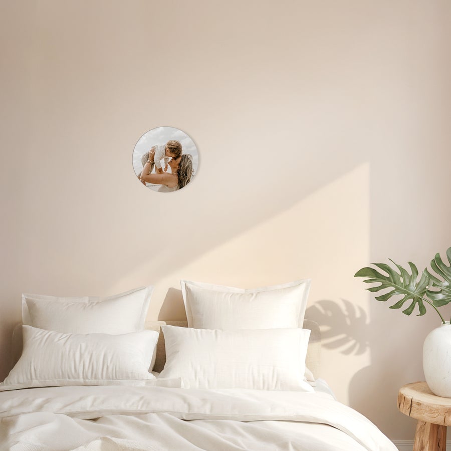 Foto wandpanelen Ronde houten fototegel met een gepersonaliseerde foto van een moeder met baby, aan de muur.