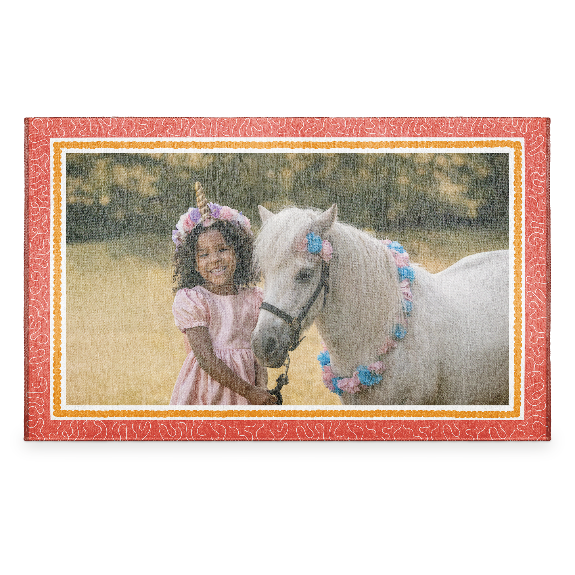 Personalisierte Spielmatte mit Foto eines lächelnden Kindes mit Einhorn-Stirnband neben einem Pony, beides mit Blumengirlanden, macht die Spielzeit zu was ganz Besonderem mit einer personalisierten Spielmatte