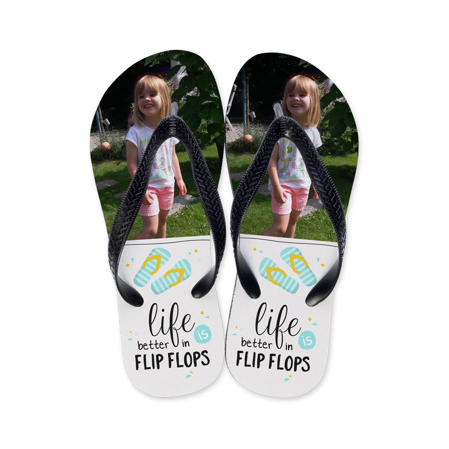 Individuelle Zehensandalen mit aufgedrucktem Foto eines lachenden Mädchens und Spruch "life is better in flip flops"