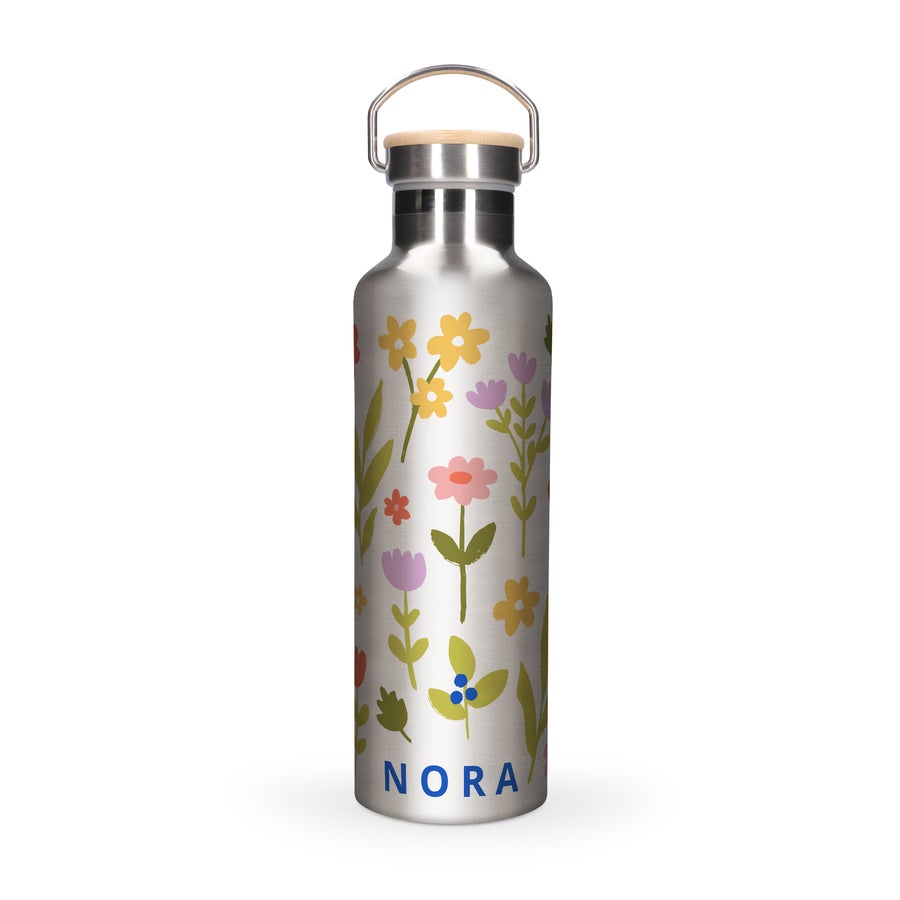 Vannflaske bambushette Personlig bambus vannflaske i stål med fargerike blomster og navnet "NORA" trykt på.