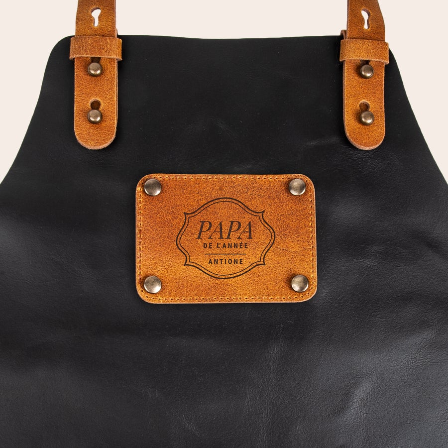 Tablier en cuir personnalisé Tablier de cuisine en cuir noir personnalisé, avec étiquette gravée Papa de l'année Antione, transformez-vous en véritable chef