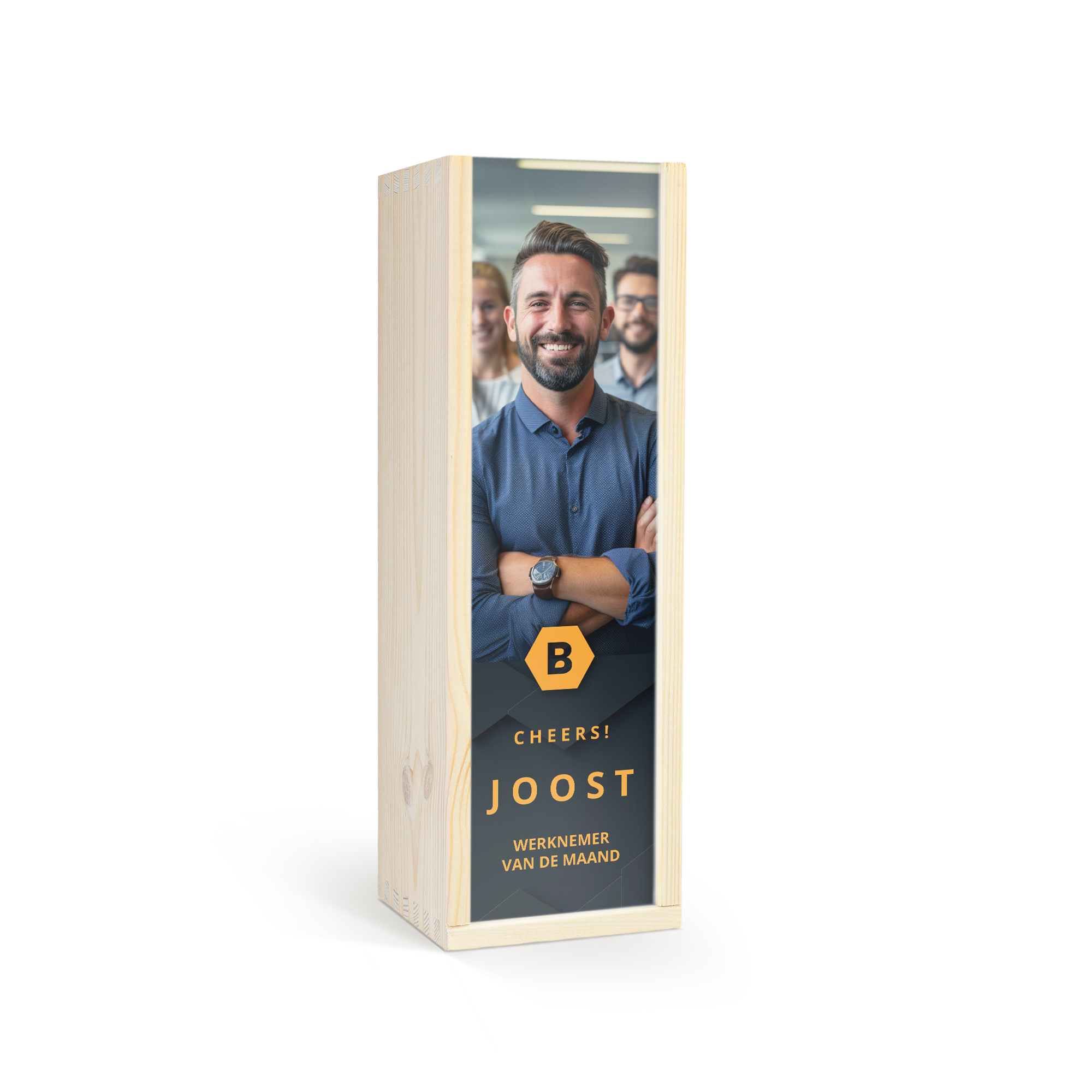 Luxe houten kist met persoonlijke bedrukking voor Joost als werknemer van de maand, inclusief foto
