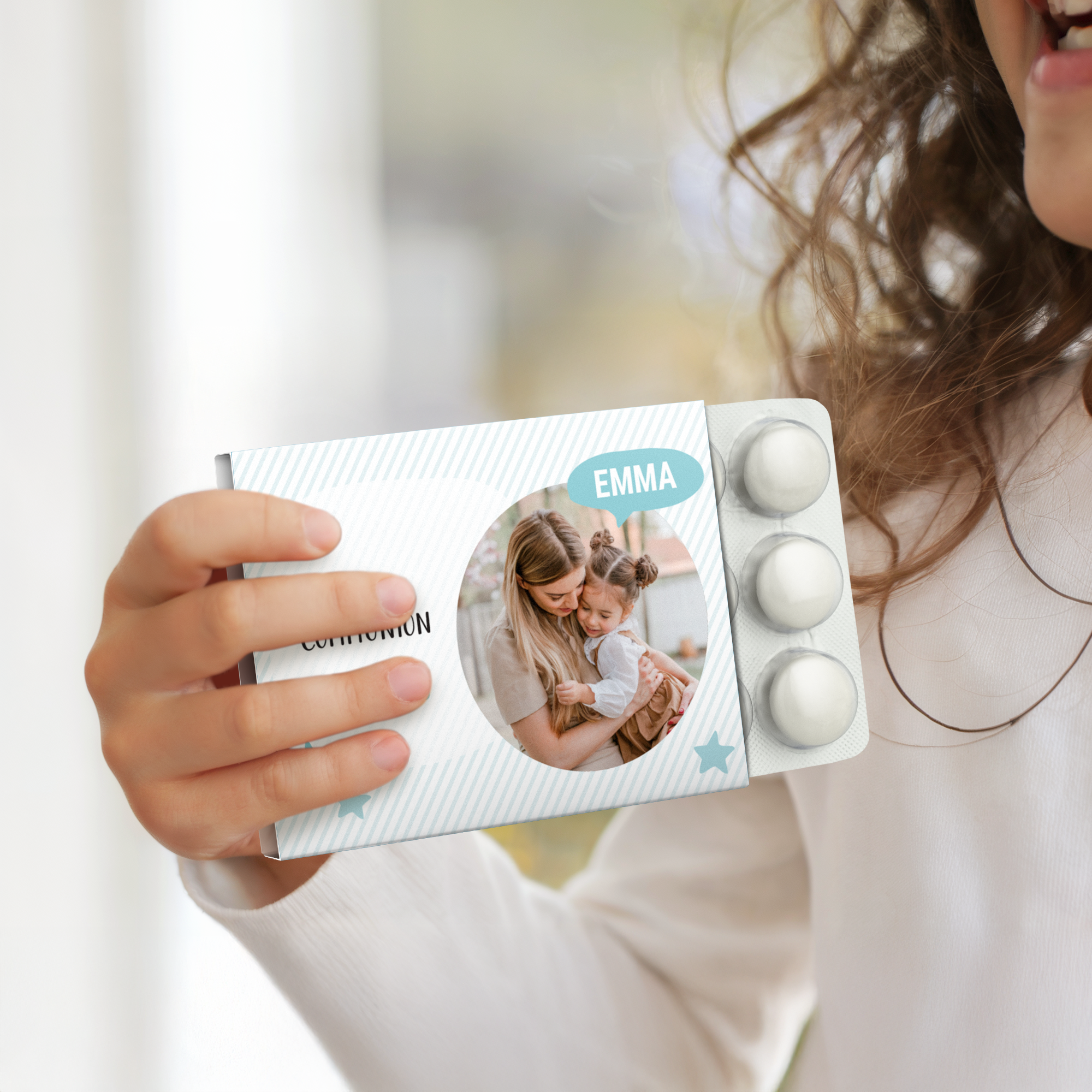 Paquete de chicles de menta personalizado con foto y nombre Emma, agradece a tus invitados de la primera comunión.