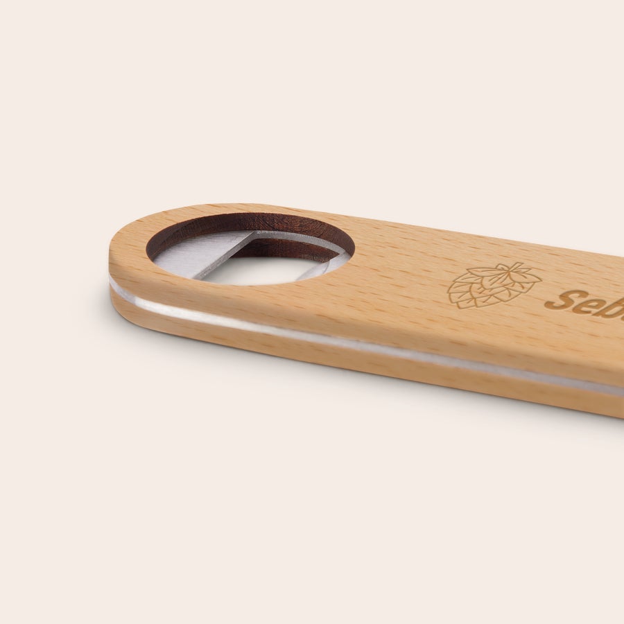 Gepersonaliseerde bieropener Houten bieropener met het hop symbool en de naam Seb gegraveerd