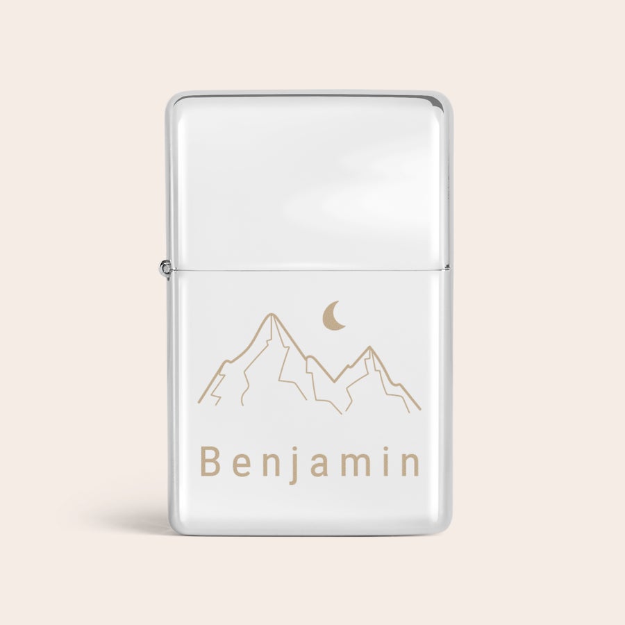 Aansteker graveren Witte aansteker met gouden bergen, maan en de naam Benjamin, gegraveerde aansteker met naam