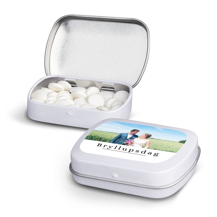 Hvem vil du overraske med disse pebermynter i en dåse? To hvide dåser med mintpastiller, en med låg og et trykt bryllupsbillede med teksten Bryllupsdag.