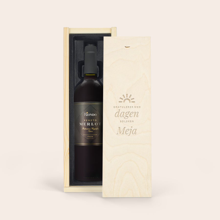 Personlig vin Riondo Merlot Riondo Merlot i en personlig trälåda, graverad med texten Grattis dagen solsken Meja och en solsymbol.