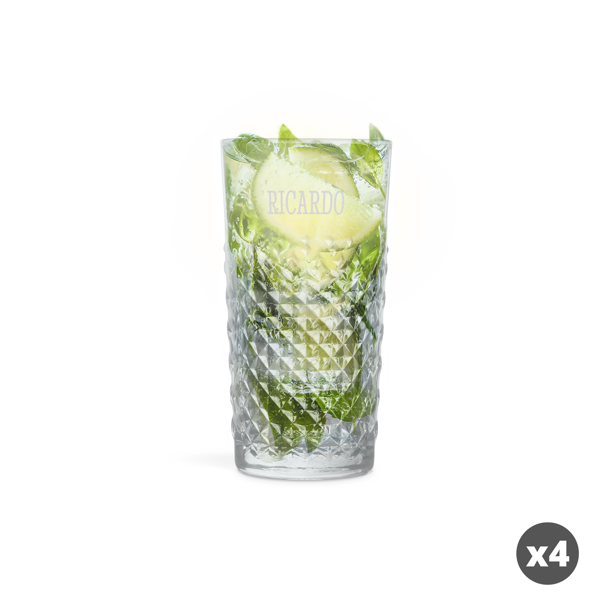 Gravírovaný koktejlový pohár s menom Ricardo na mojito, s kúskami ľadu, limetky a mäty.