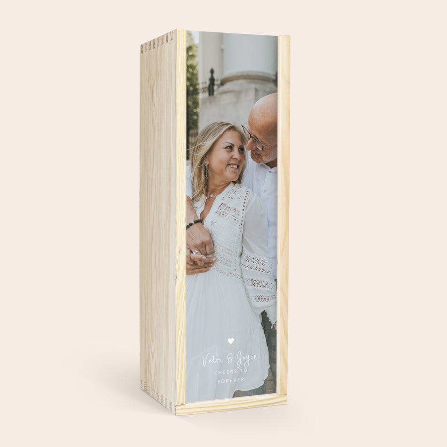 Gin YourSurprise Cofanetto in legno chiaro inciso con un design che include una foto di coppia e la scritta "Victor & Joyce Cheers to Forever".