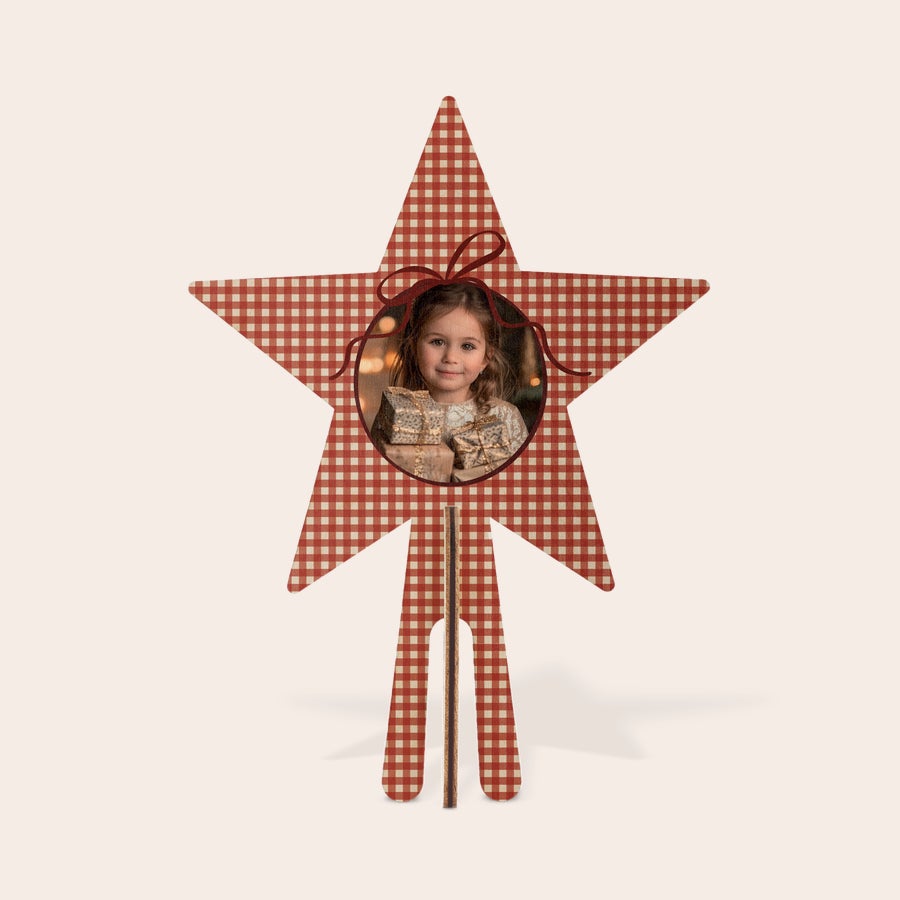 Árbol de Navidad artificial con estrella de madera personalizada en la punta Adorno de madera personalizado en forma de estrella de tela vichy roja con foto impresa de una niña, para árbol de Navidad.
