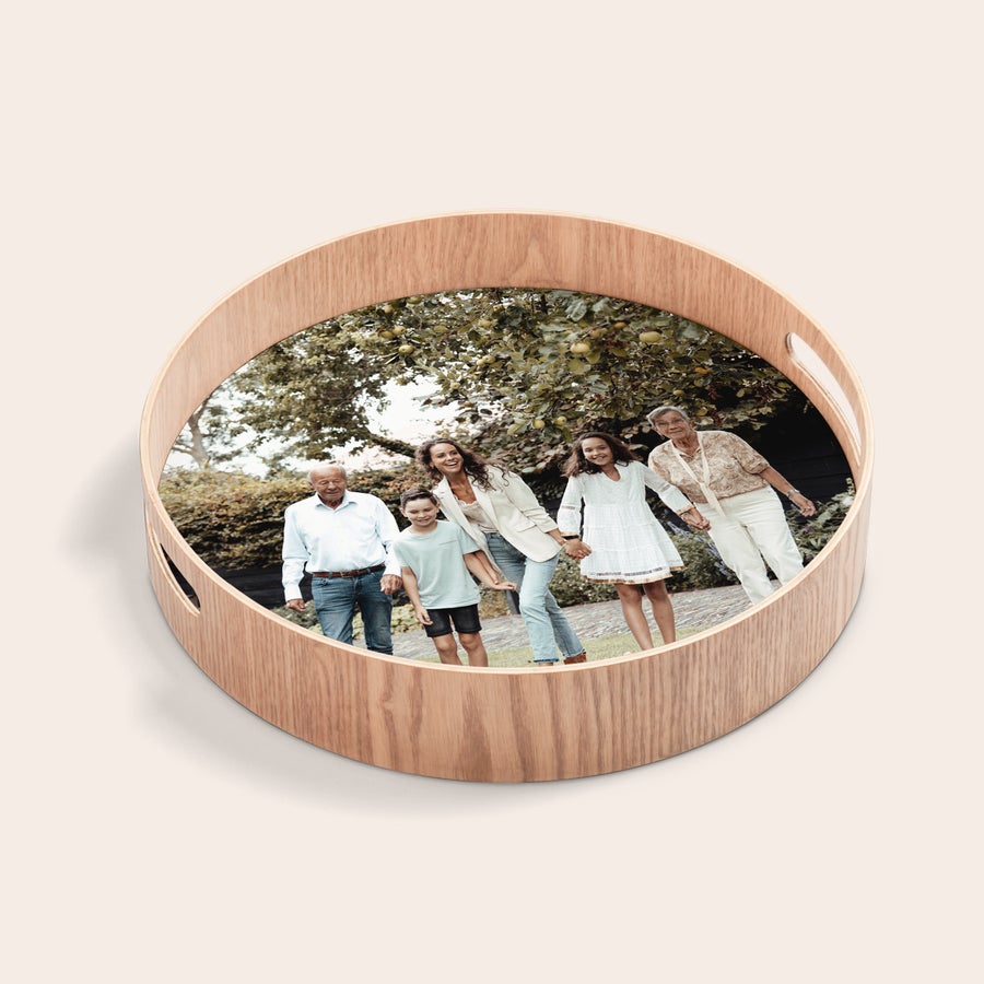Rundes Holztablett mit Foto Rundes Holztablett mit einem gedruckten Familienfoto, das eine Großfamilie im Garten zeigt. Mit diesem runden Tablett mit deinem eigenen Design servierst du das beste Frühstück!