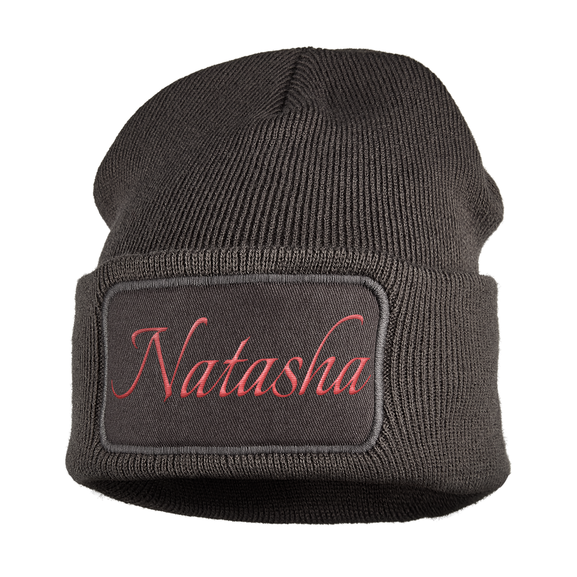 Gorro de punto gris oscuro con el nombre bordado Natasha en hilo rosa vibrante en un parche frontal.