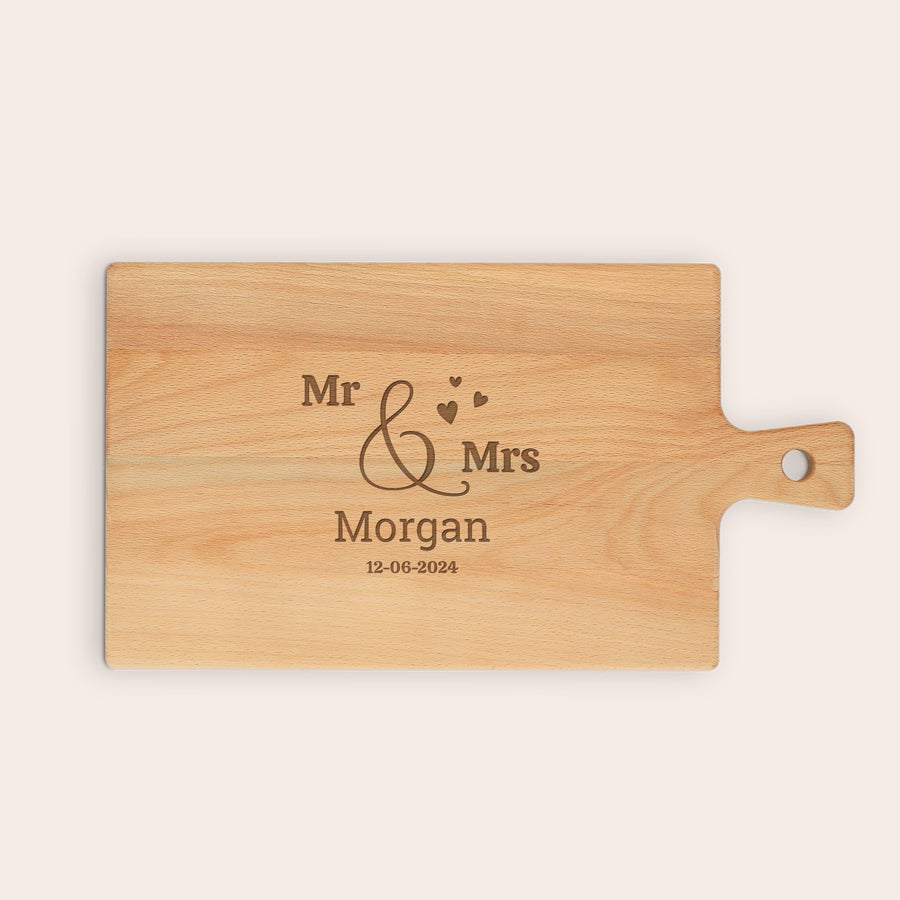 Tagliere in Legno Personalizzato Elegante vassoio in legno chiaro personalizzato con incisione "Mr & Mrs Morgan 12-06-2024" per servire i tuoi snack preferiti
