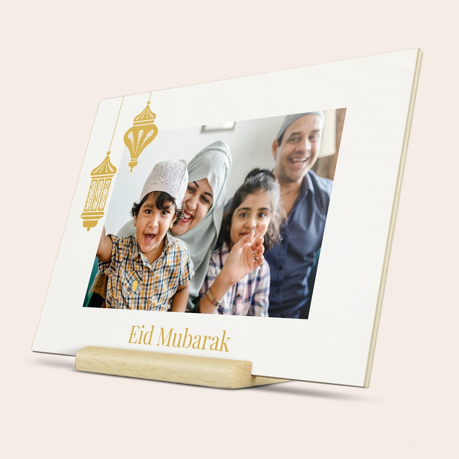 Trekort med bilde Personlig trekort med trykt familiebilde, to lykter og teksten Eid Mubarak
