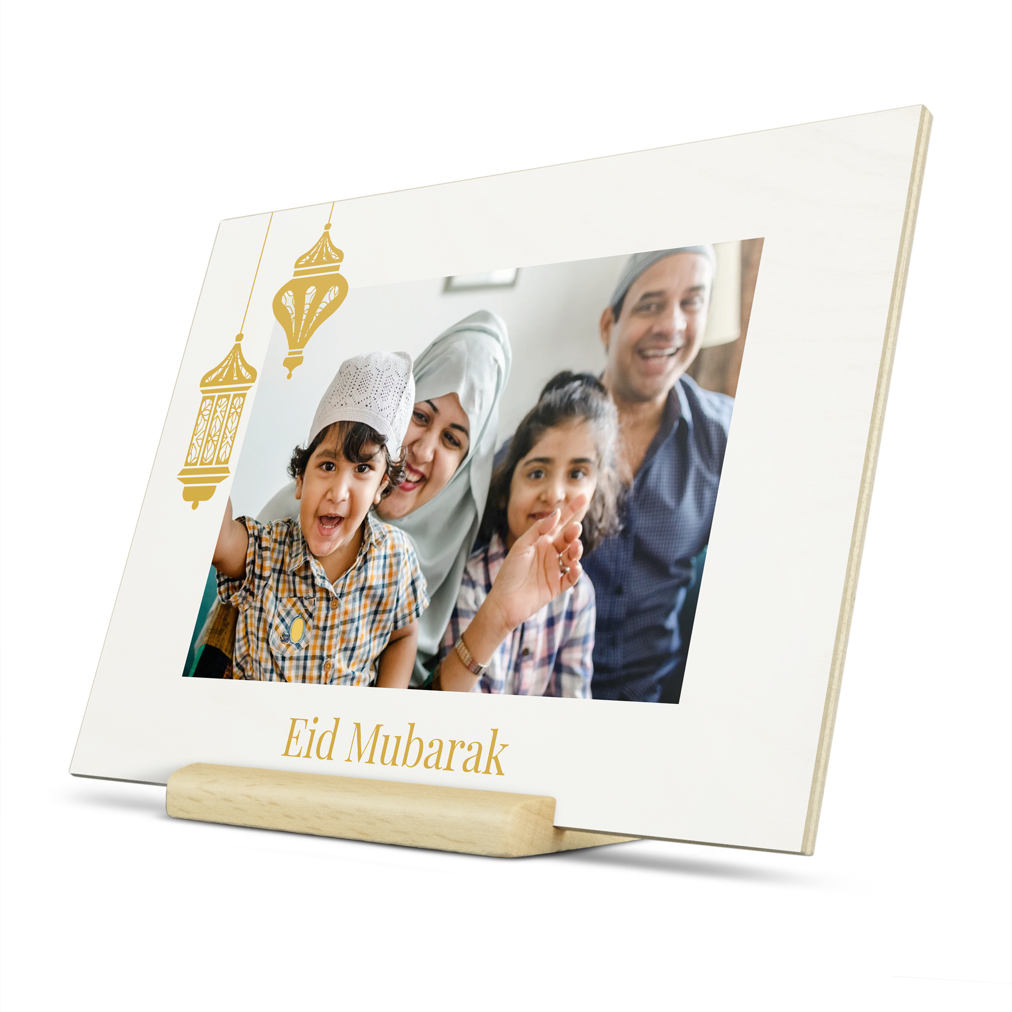 Személyre szabott, nyomtatott fából készült kártya családi fotóval, arany Eid Mubarak felirattal és lámpás mintával, faállványon megvilágítva.
