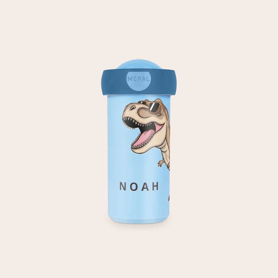 Vaso escolar personalizado - Mepal Taza escolar personalizada azul con estampado de dinosaurio y el nombre Noah.