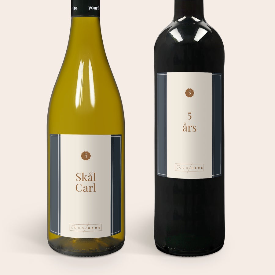 Vinsæt med personlig etikette og trækasse - Maison de la Surprise Chardonnay & Merlot Maison de la Surprise vin gaveæske med personlig etiket. Hvidvin med "Skål Carl" og rødvin med "5 års" tekster.