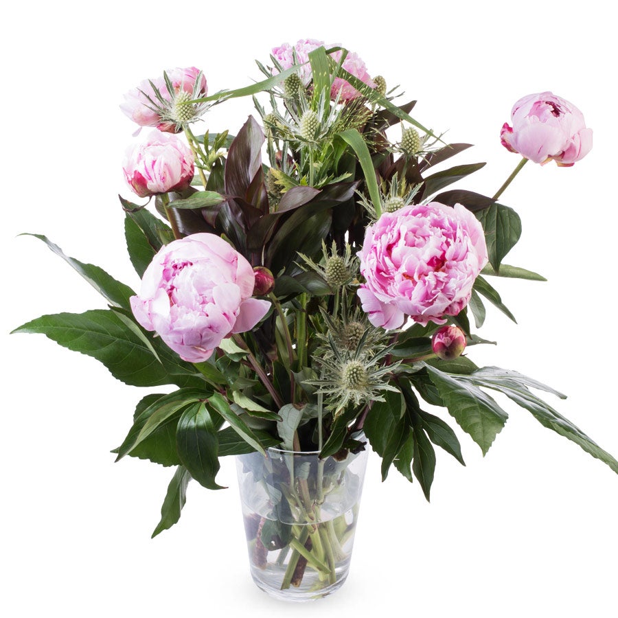 Boeket Bloemen Pioenrozen in vaas. Gepersonaliseerde roze pioenrozen met groen en distels, een uniek en fris geschenk.