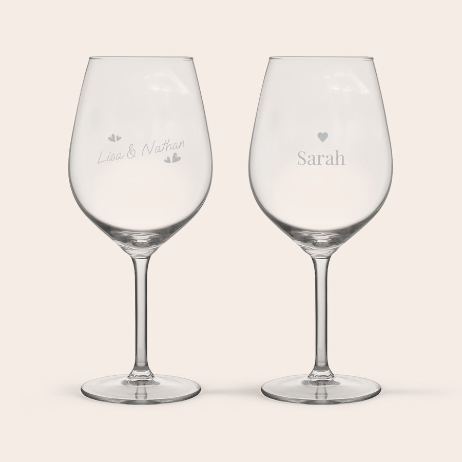 Verre à vin rouge personnalisé Deux verres à vin rouge personnalisés gravés avec les prénoms Lisa & Nathan et Sarah