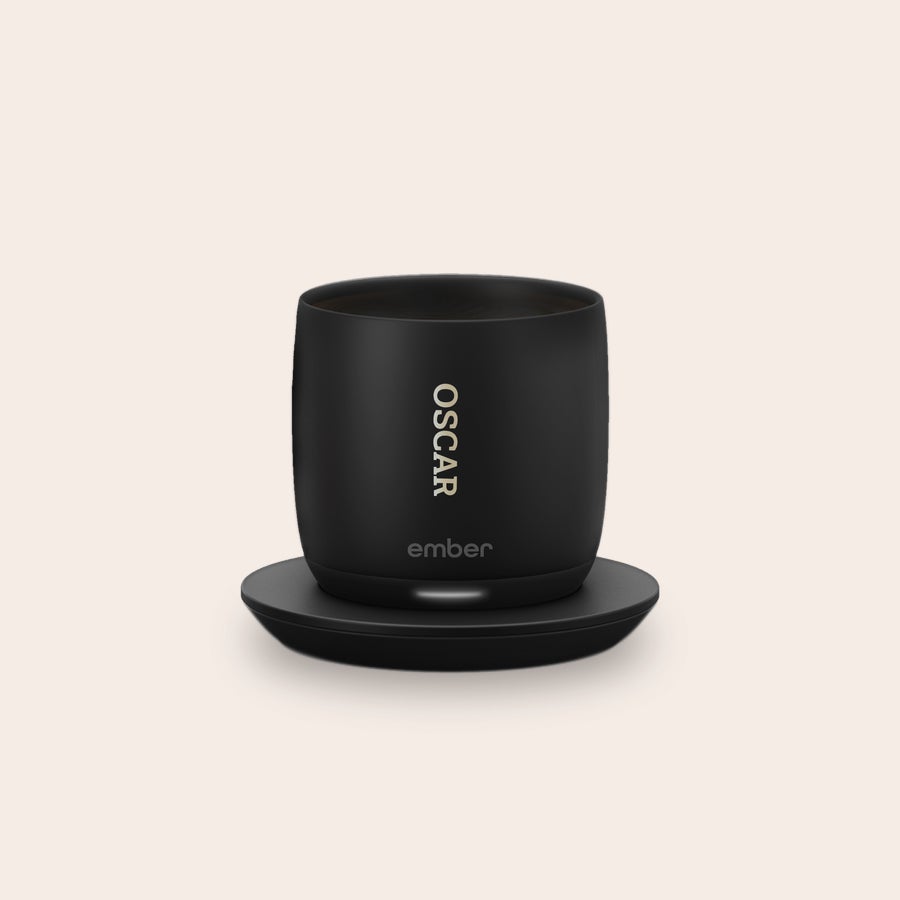Mug chauffant Ember Mug chauffant Ember noir personnalisé avec le nom Oscar gravé au laser pour savourer chaque gorgée