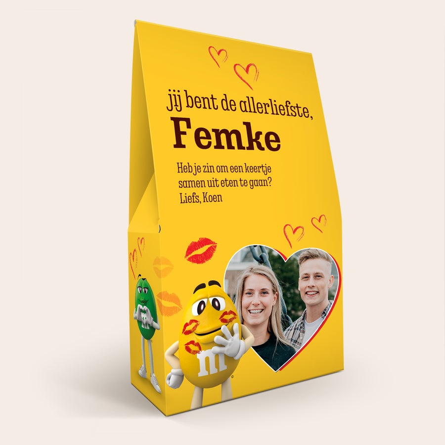XL M&M's box personaliseren - 6 zakjes (714 gram) XL giftbox met M&M's chocolade, gepersonaliseerd met foto van een koppel, de namen Femke en Koen en de tekst jij bent de allerliefste