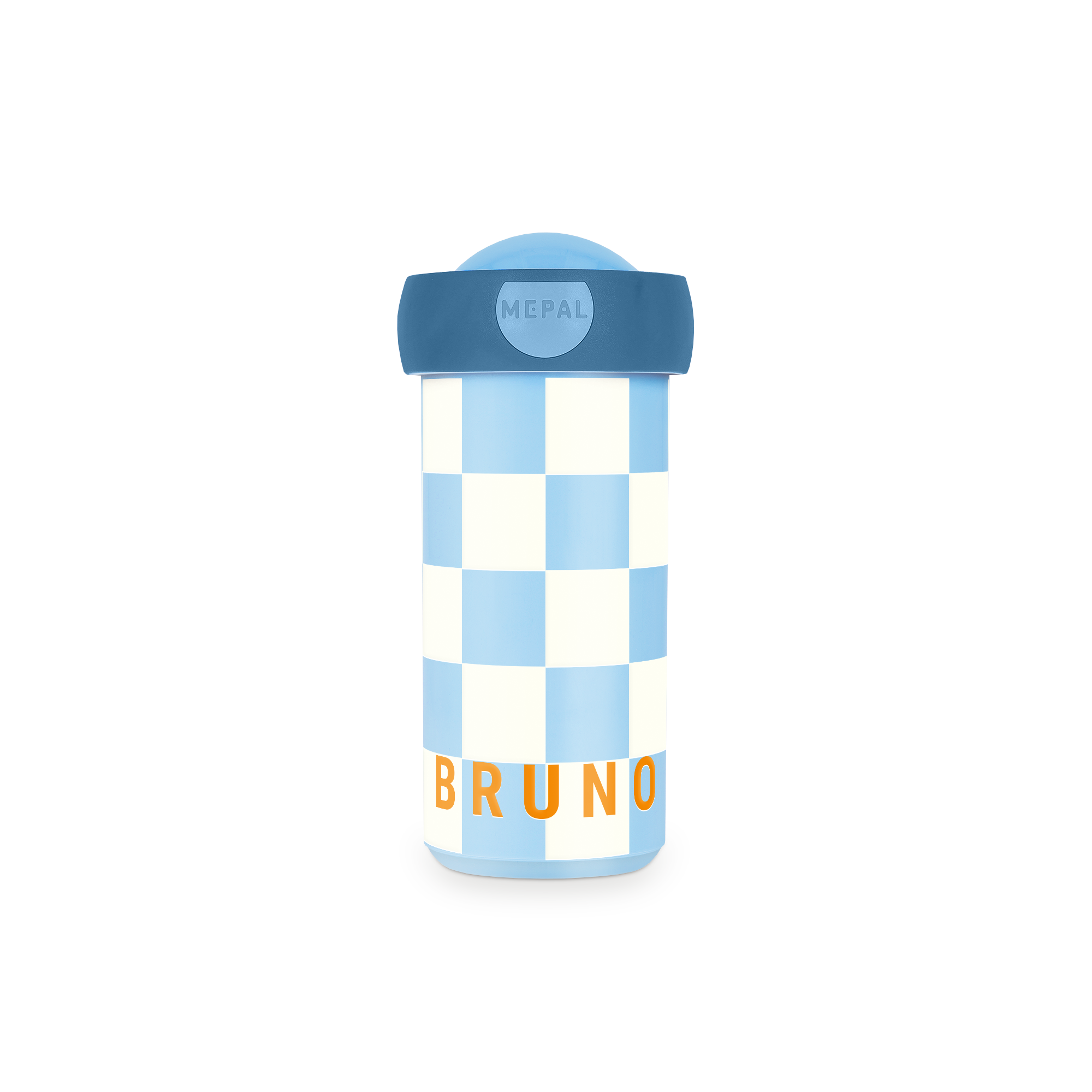 Personalisierter Schulbecher mit hellblauen und weißen Karos, bedruckt mit dem Namen BRUNO
