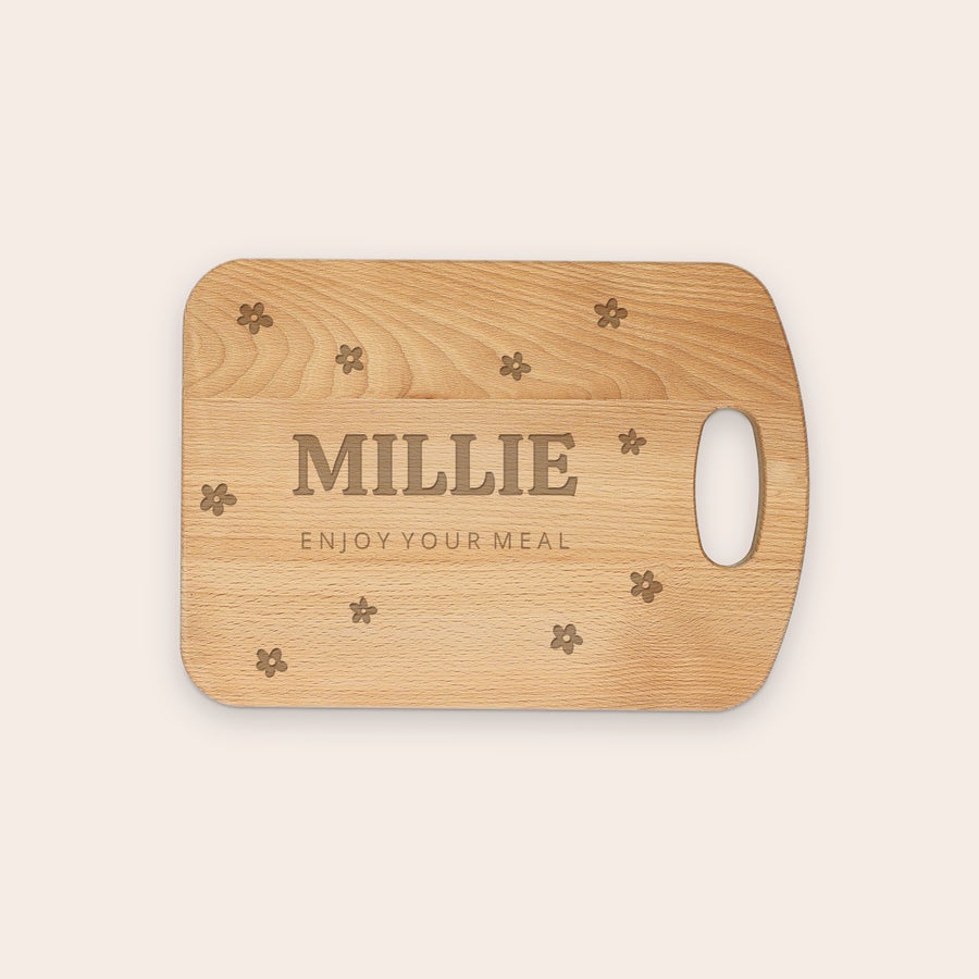 Tocător paine personalizat Placă de pâine din lemn, gravată cu numele Millie, textul Enjoy Your Meal și un model cu flori, având o gaură pentru agățat.