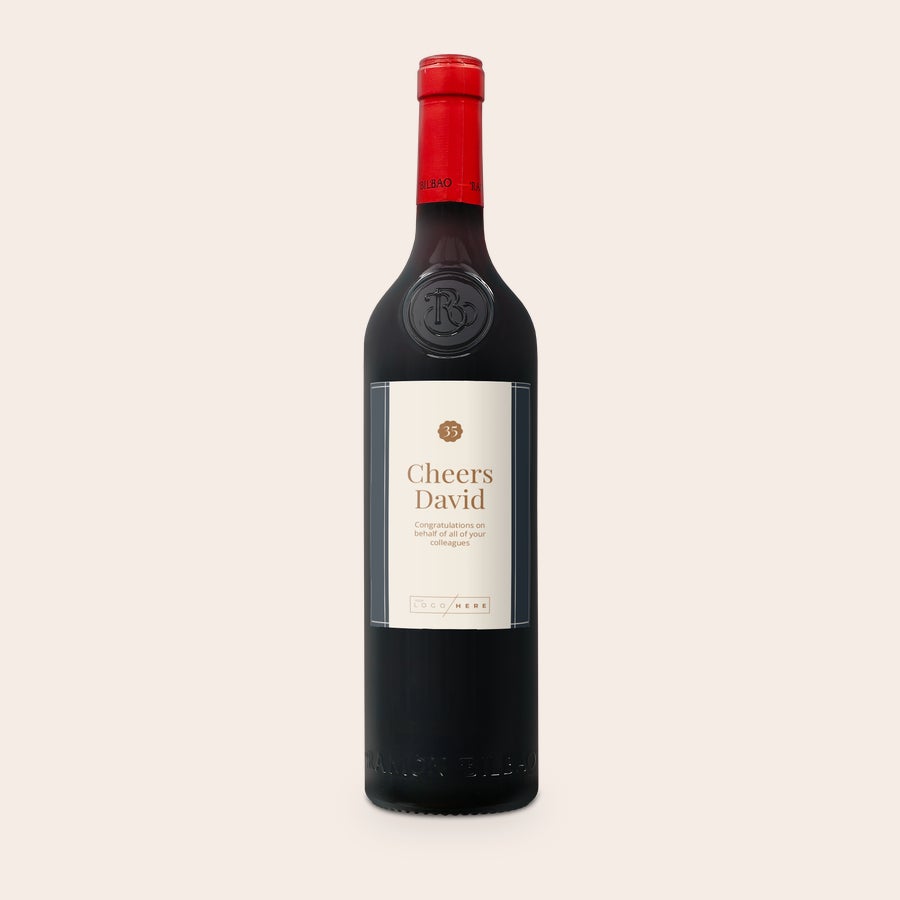 Vinho Ramon Bilbao Crianza Garrafa de Ramon Bilbao Gran Crianza com rótulo personalizado "Cheers David" e texto impresso.