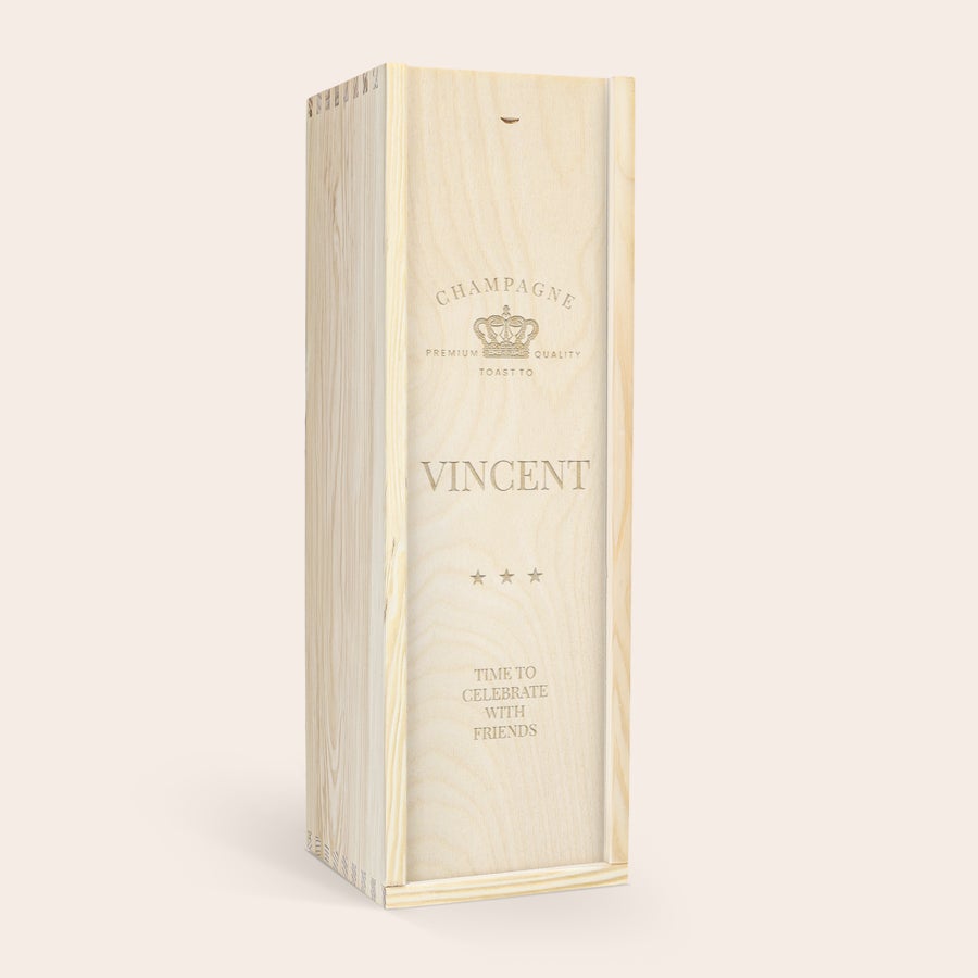 Weinkiste personalisiert Eine edle Magnum Weinkiste aus Holz mit einer Gravur auf dem Deckel des Namens Vincent und der Aufschrift "Time to celebrate with friends".