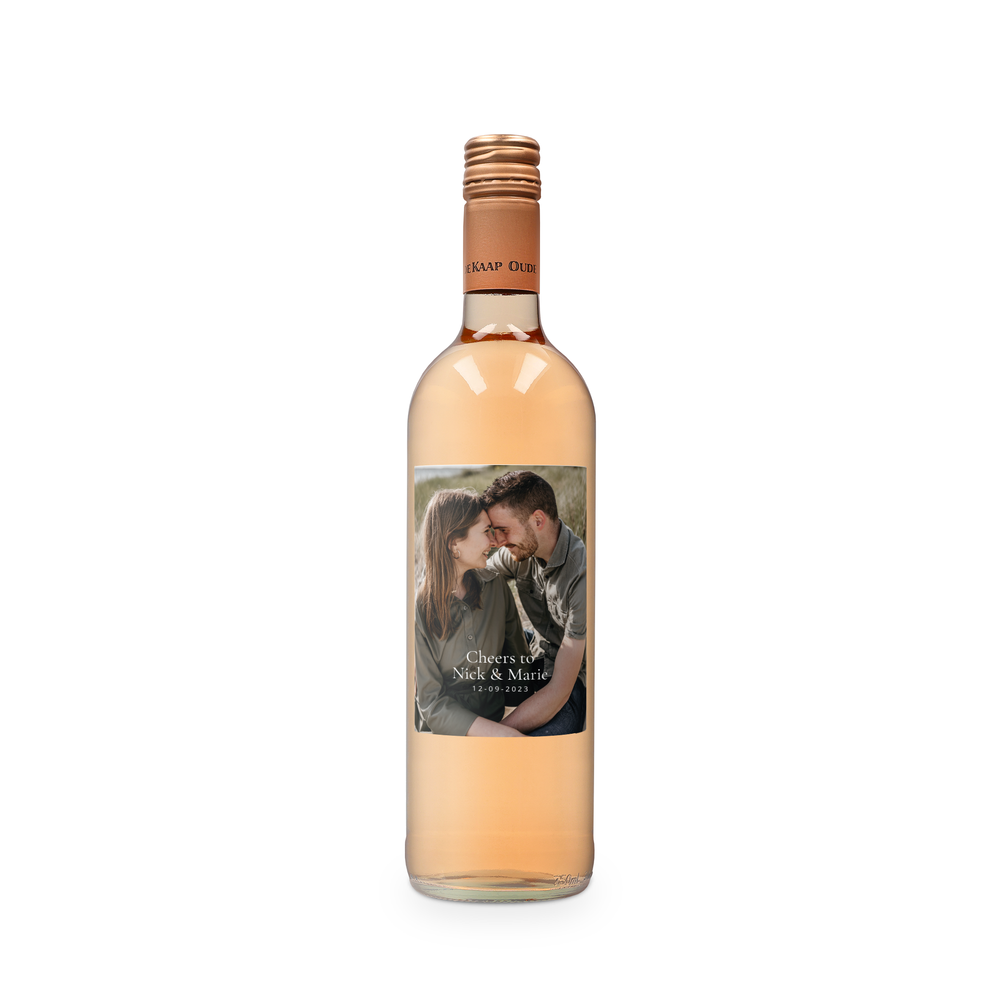 Oude Kaap rosé wijn met persoonlijk bedrukt etiket met foto van een stel en de tekst Cheers to Nick & Marie 12-09-2023.