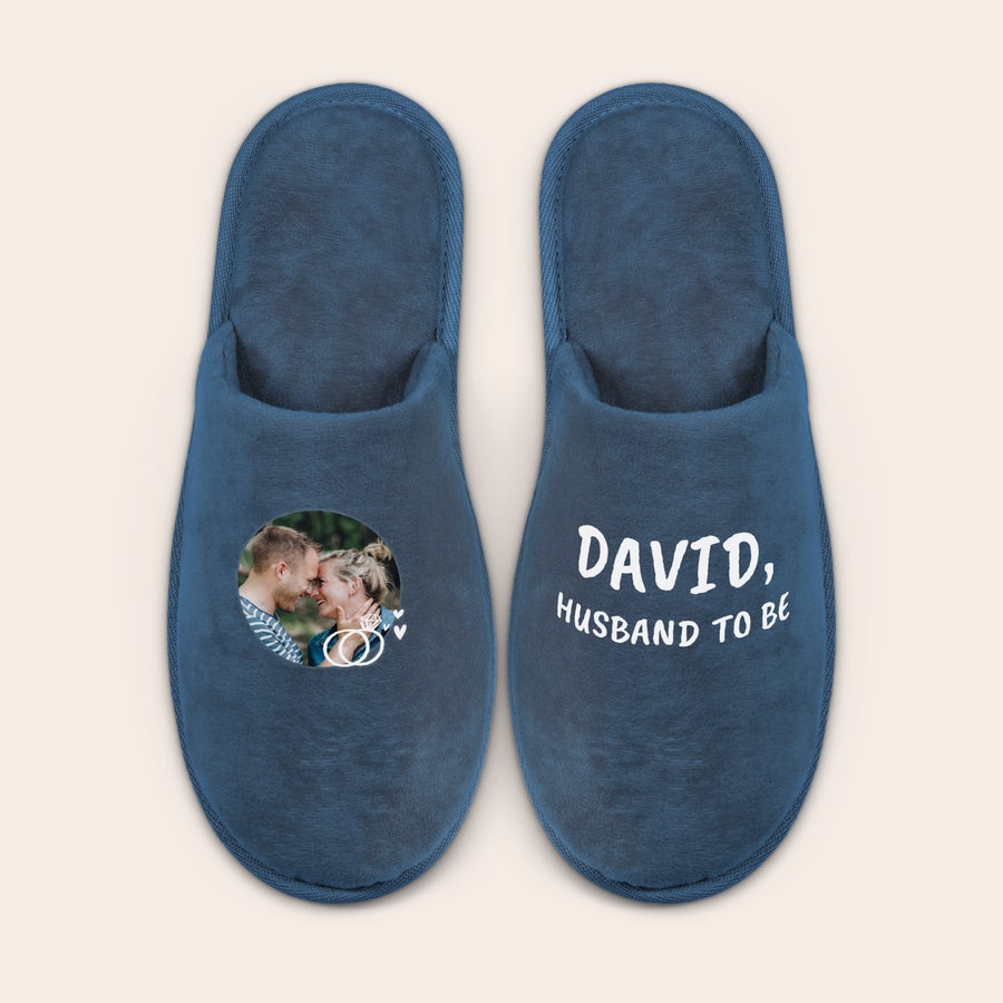 Personalizované papuče Modré personalizované papuče s potlačou fotografie páru na ľavej a nápisom DAVID, HUSBAND TO BE na pravej papuči