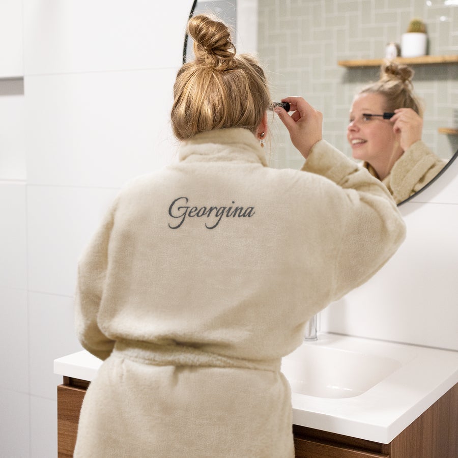 Kopalni plašč - ženske Bež personaliziran kopalni plašč z izvezenim imenom Georgina na hrbtu za razkošno darilo.