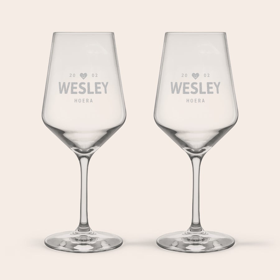 Rode wijnglazen graveren Twee kristallen rode wijnglazen met de naam WESLEY, datum 20-02 en de tekst HOERA, gepersonaliseerd voor hen