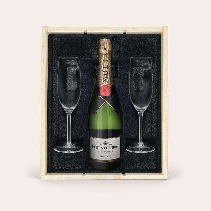 Personalizowany szampan Moet & Chandon z kieliszkami Zaprojektuj zestaw Moët & Chandon w skrzynce ze zdjęciem, butelka i dwie lampki w drewnianym pudełku