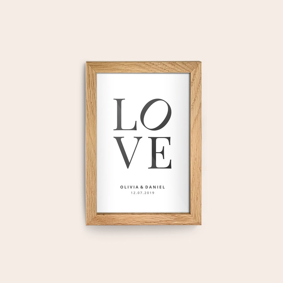Fotografia emoldurada Foto personalizada com moldura de madeira, com a palavra LOVE impressa e nomes e data 12.07.2019 personalizáveis para imortalizar uma memória bonita