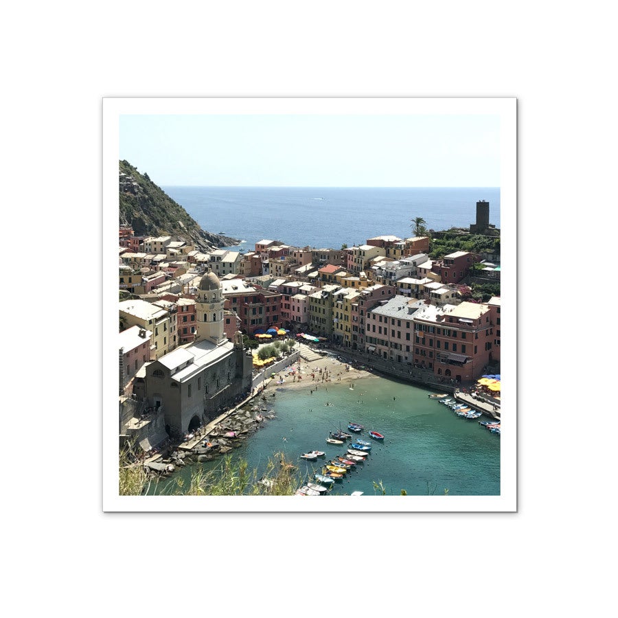 Ett vykort med en färgglad medelhavsstad vid vattnet, en perfekt retro bild att trycka dina finaste minnen på.