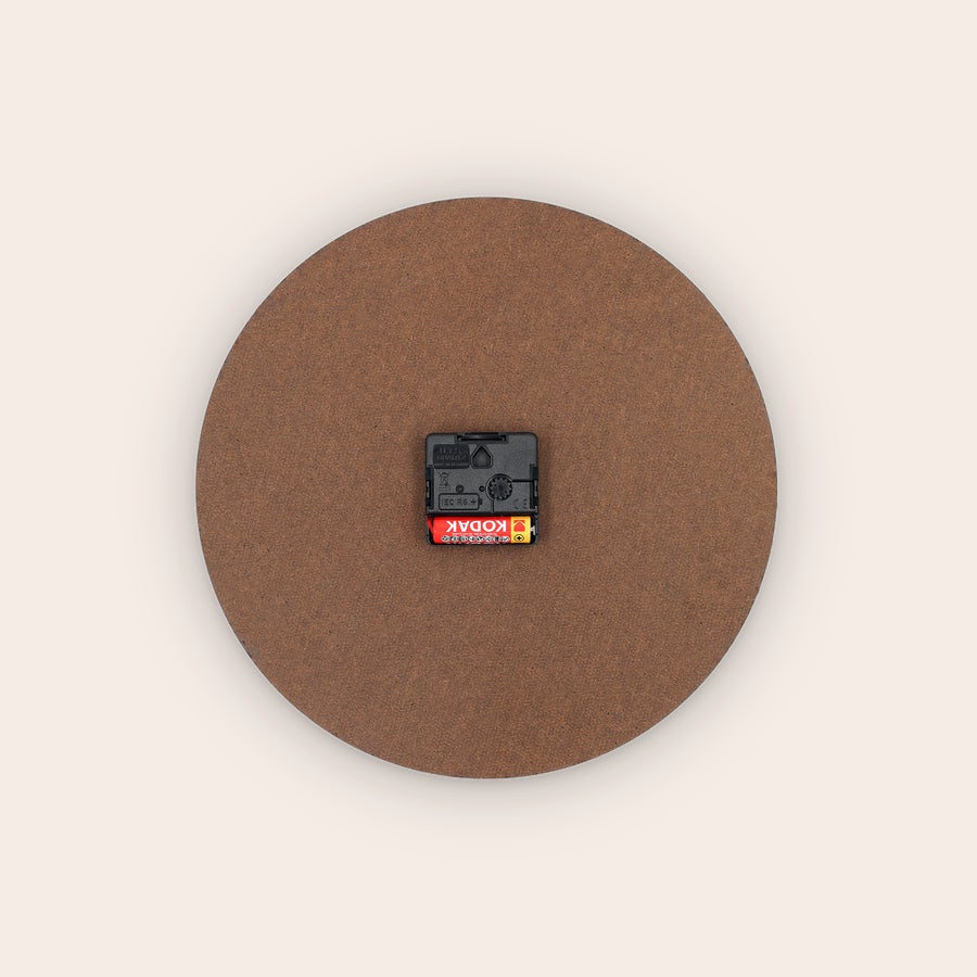 Reloj de pared Parte trasera de un reloj de pared personal redondo con mecanismo negro y una pila Kodak roja.