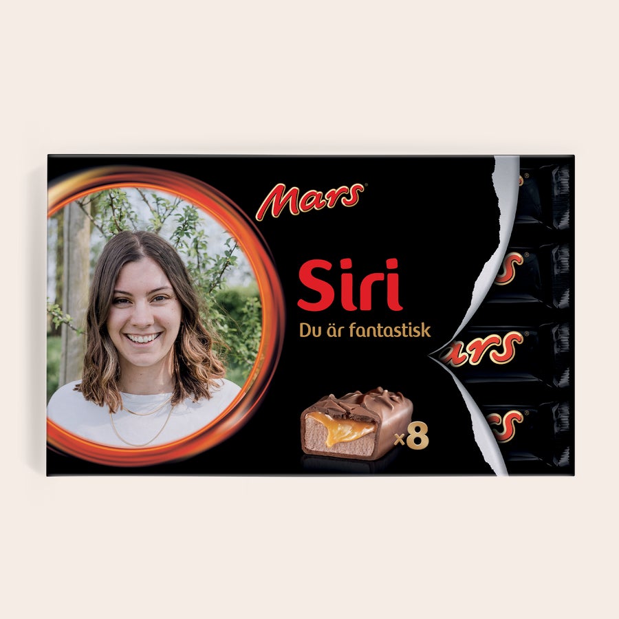 Mars personliga presentboxar Mars personlig presentbox med foto av leende kvinna och texten "Siri Du är fantastisk", tryckt med namn och meddelande