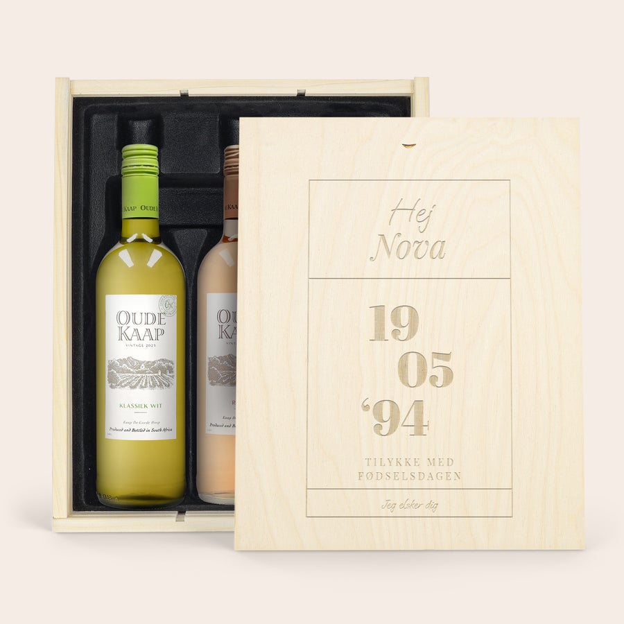 Vin Gavesæt med personlig etikette og trækasse - Oude Kaap (rød/hvid/rosé) En Oude Kaap vinpakke i en luksusgraveret vinboks med navn Nova og tillykke med fødselsdagen.