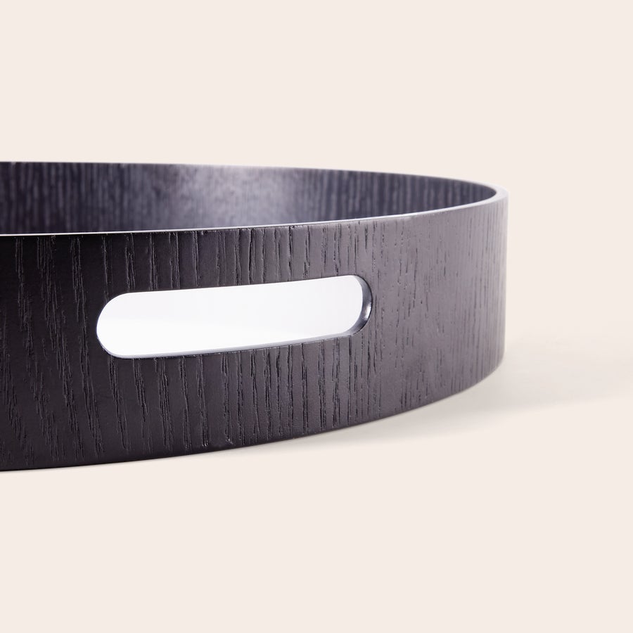 Personlig rundt serveringsbrett Nærbilde av et rundt serveringsbrett med en mørk tretekstur og håndtak, perfekt for å servere deilige godbiter.