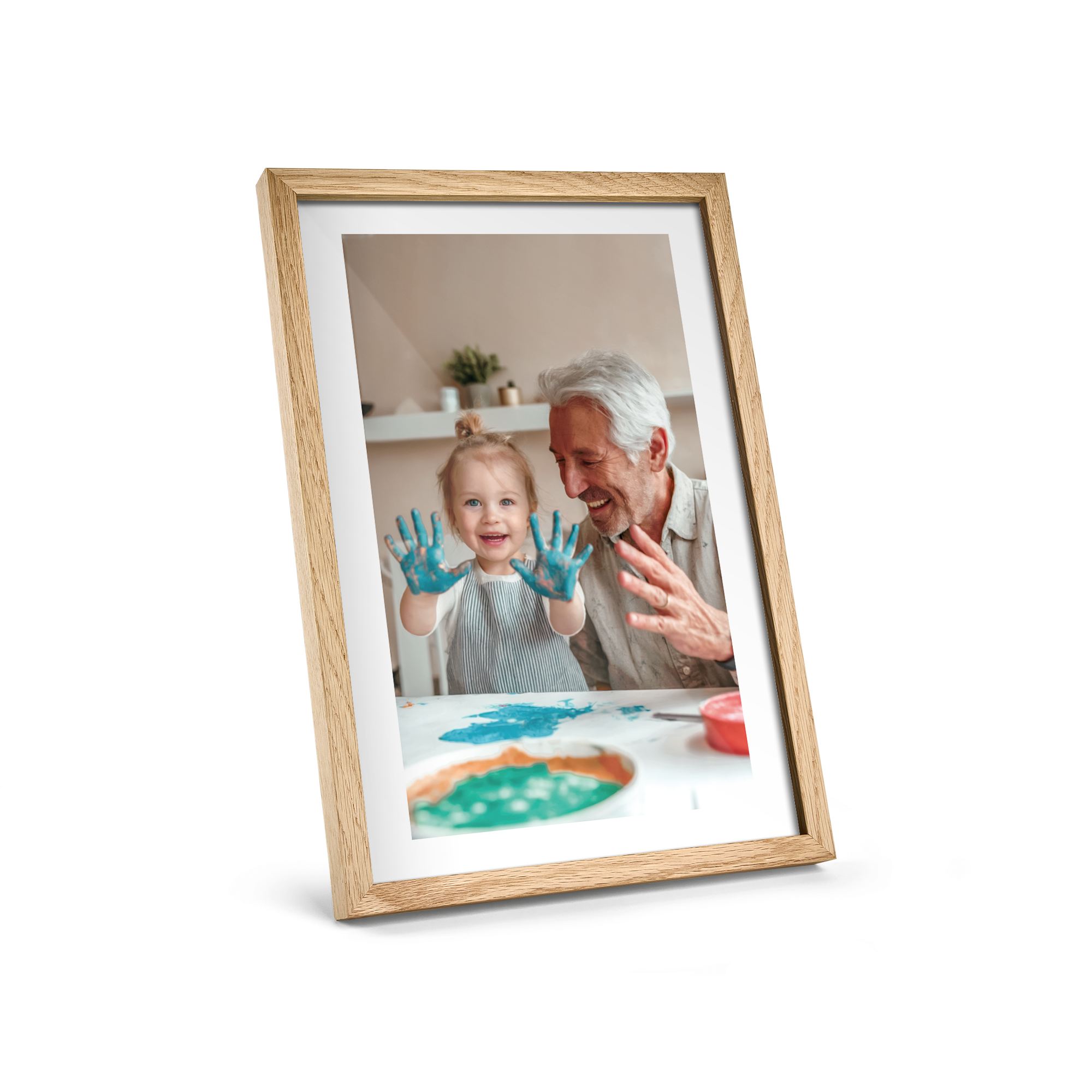 Póster personalizado con marco de madera clara, con una foto impresa de un abuelo y su nieta sonriendo.