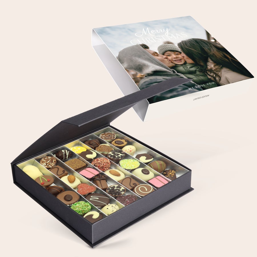 Luxe bonbon geschenkdoos - Kerst Luxe bonbon giftbox met foto van gezin en tekst "Merry Christmas", gevuld met handgemaakte bonbons, een mooi cadeau onder de boom.