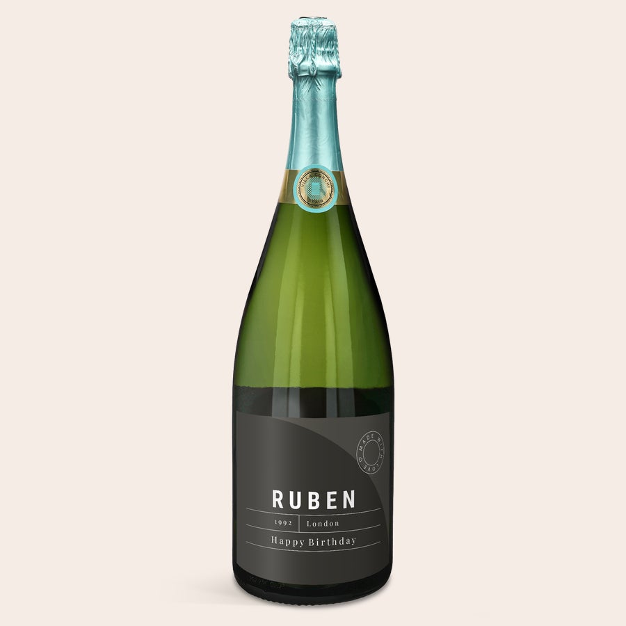 Cava Villa Conchi Botella de cava Villa Conchi personalizada con etiqueta negra con el nombre "Ruben", fecha "1992", ciudad "London" y el mensaje "Happy Birthday" en blanco.