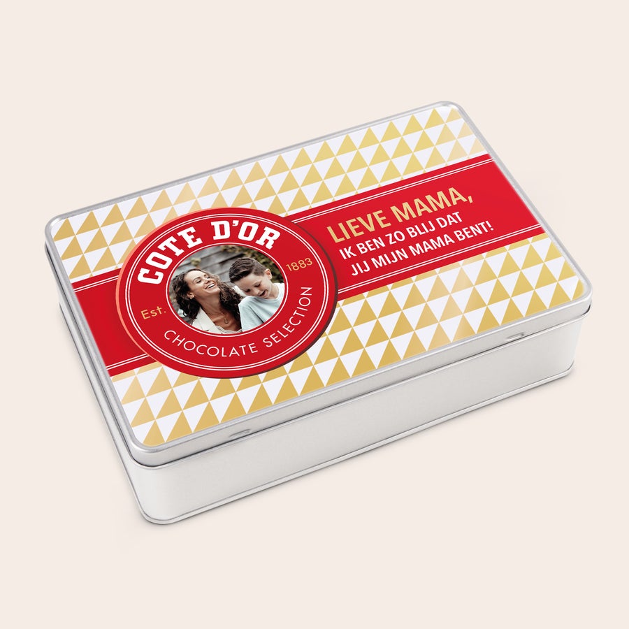 Cadeaublik gevuld met Côte d'Or Gepersonaliseerde Côte d’Or Vintage Chocolade Box met naam, een eigen foto en de tekst "Lieve mama, ik ben zo blij dat jij mijn mama bent!".