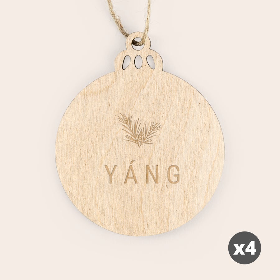 Personalisierter Weihnachtsschmuck Holz Runde Weihnachtsdeko aus Holz mit graviertem Tannenzweig und dem Namen Yang, ein einzigartiges personalisiertes Weihnachtsgeschenk