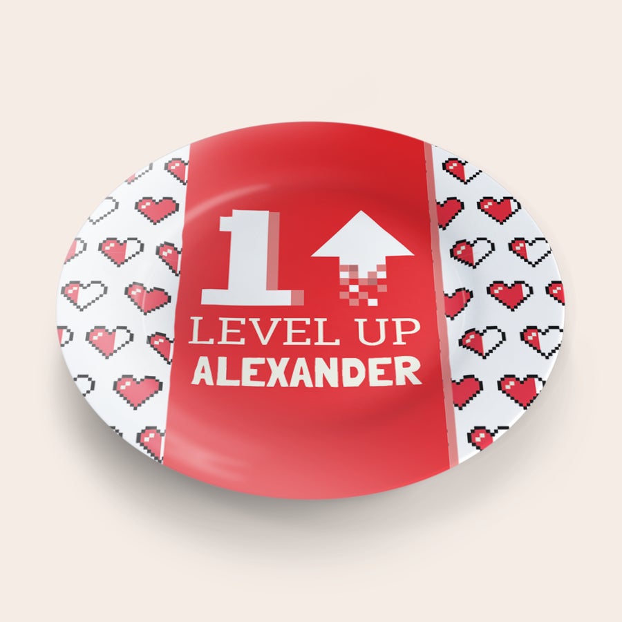 Personlig tallerken - Fars dag Unik Fars dag tallerken med hvide og røde pixelhjerter, personlig med teksten 1 LEVEL UP ALEXANDER