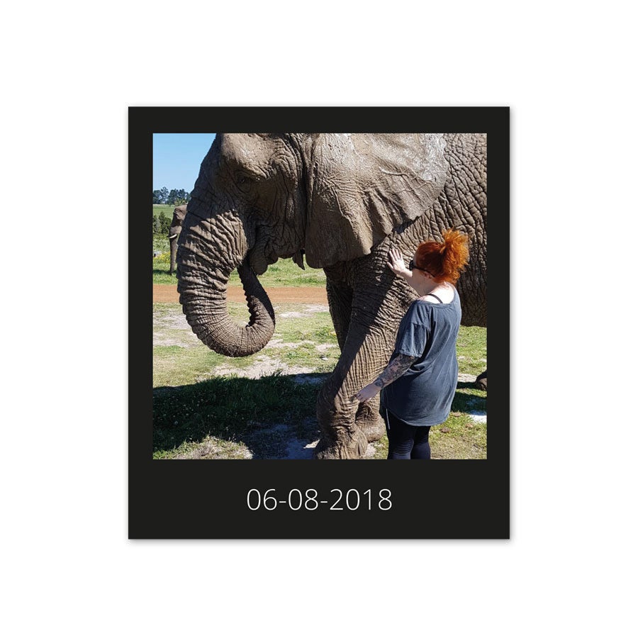Retro bild, tryckta med ett personligt foto på en kvinna och en elefant, datum 06-08-2018 under bilden